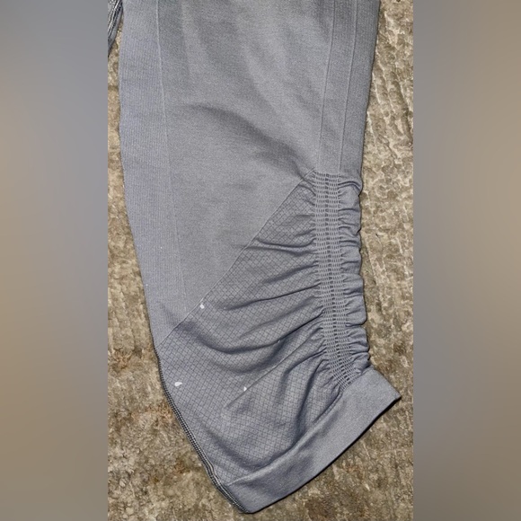 LIKE NEW 𝐋𝐔𝐋𝐔𝐋𝐄𝐌𝐎𝐍 seamless capri legging - Picture 2 of 10